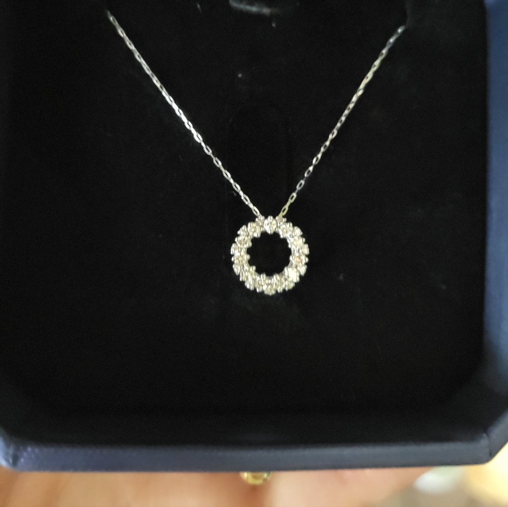 18k solid gold circle pendant 2 total caret